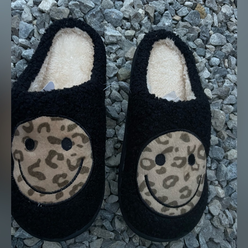 NWT Fun Pink Plush Leopard Happy Face Slippers House Shoes Non slip
